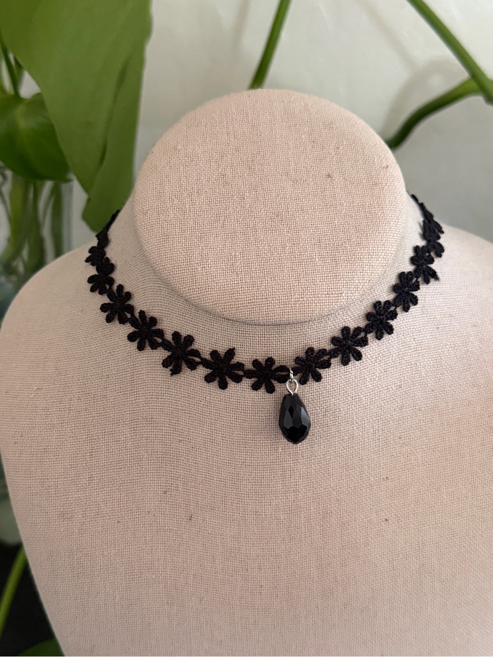Vintage 90’s Y2K Black Floral Velvet Lace Black Teardrop Pendant Choker Necklace